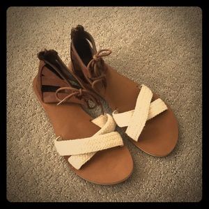 NWOT Billabong Wild Waves Sandals